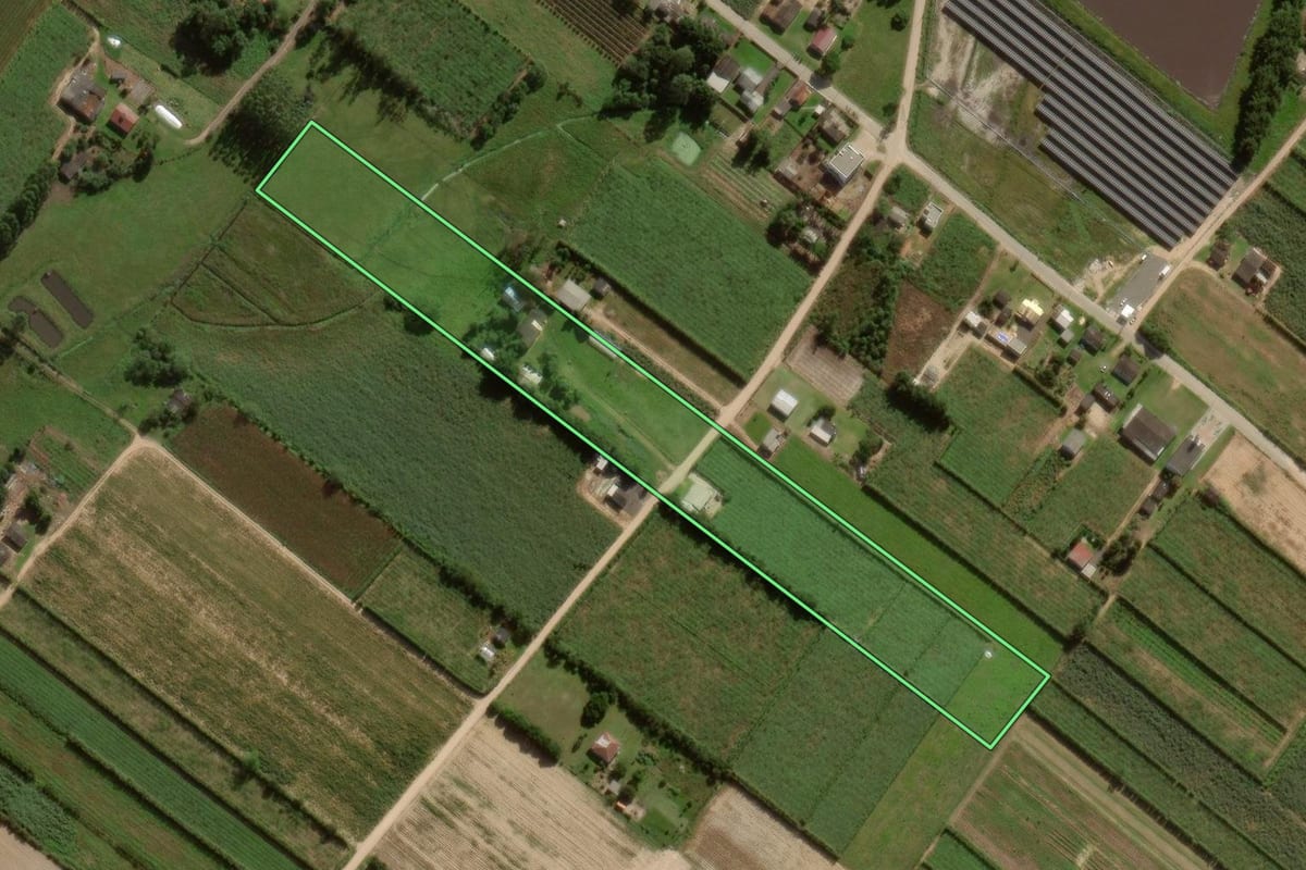 Imagem de satélite do imóvel rural em Sombrio (SC), com o contorno declarado no CAR desenhado por cima.