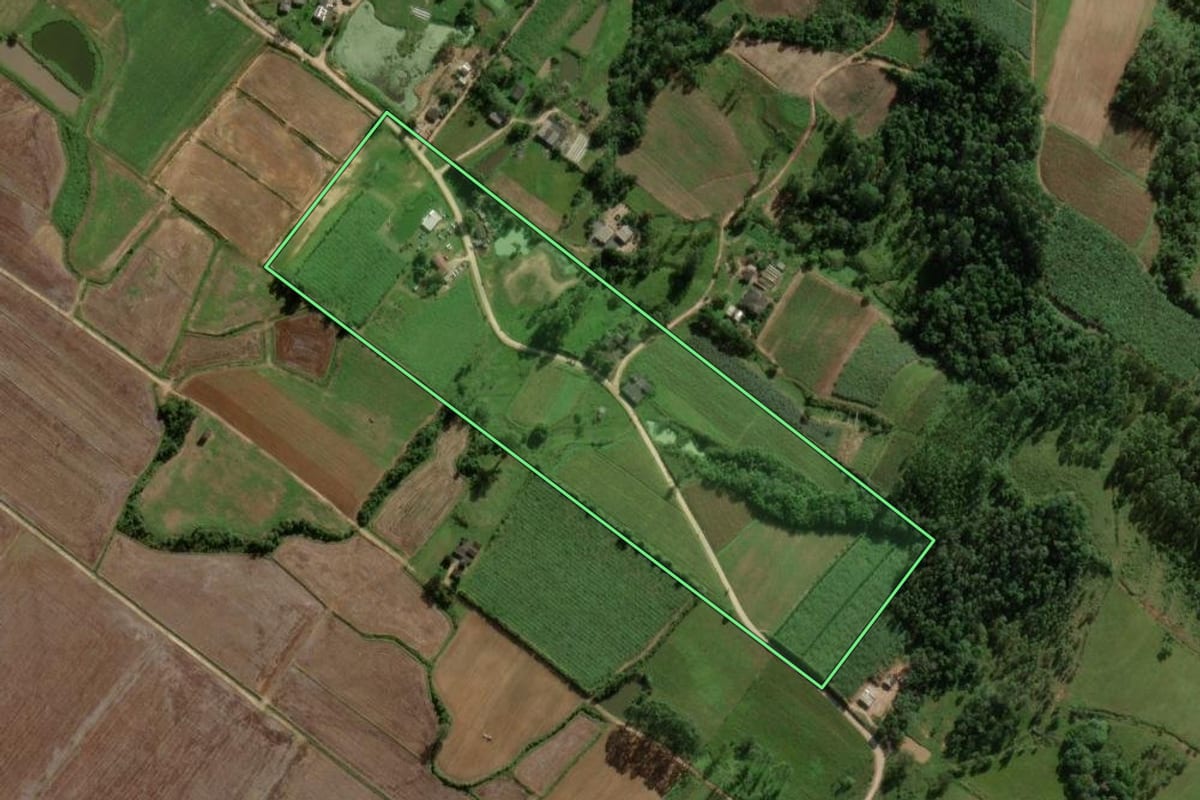 Imagem de satélite do imóvel rural em Sombrio (SC), com o contorno declarado no CAR desenhado por cima.