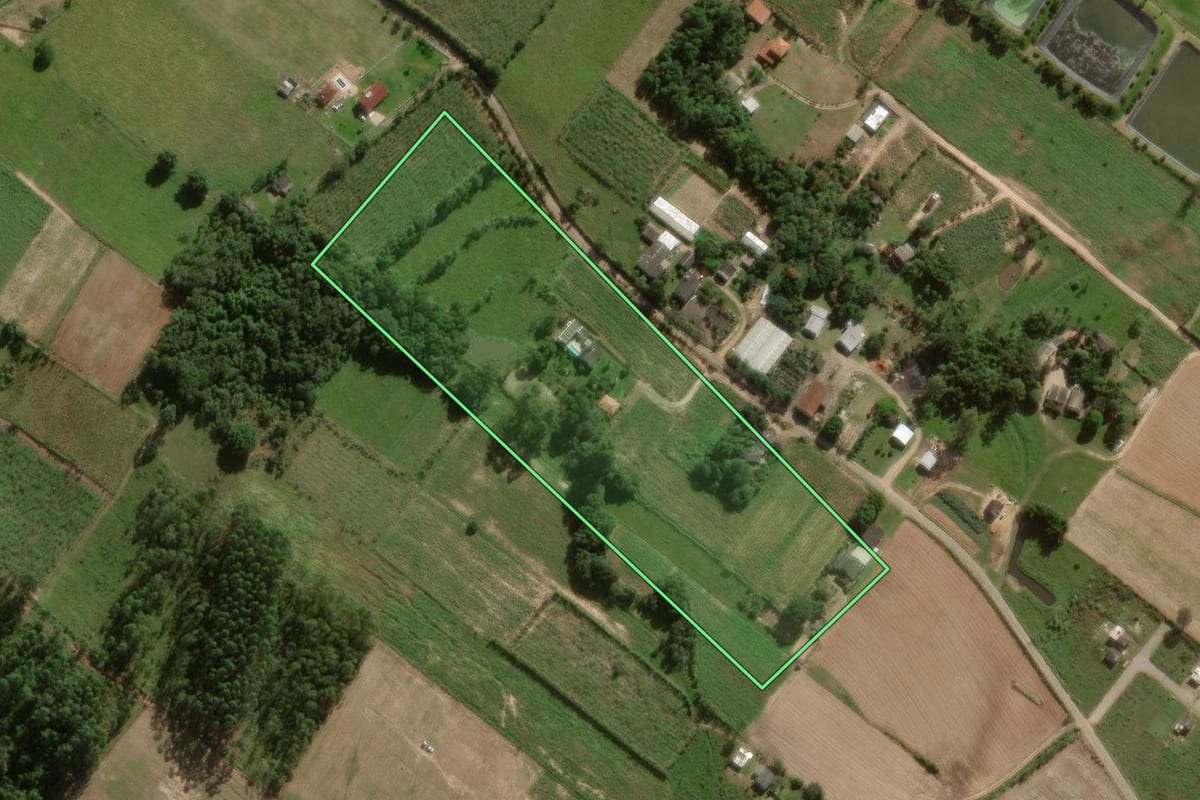 Imagem de satélite do imóvel rural em Sombrio (SC), com o contorno declarado no CAR desenhado por cima.