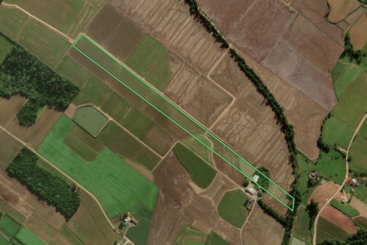 Imagem de satélite do imóvel rural em Sombrio (SC), com o contorno declarado no CAR desenhado por cima.