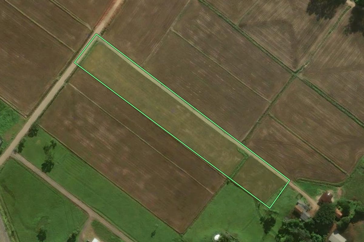 Imagem de satélite do imóvel rural em Sombrio (SC), com o contorno declarado no CAR desenhado por cima.