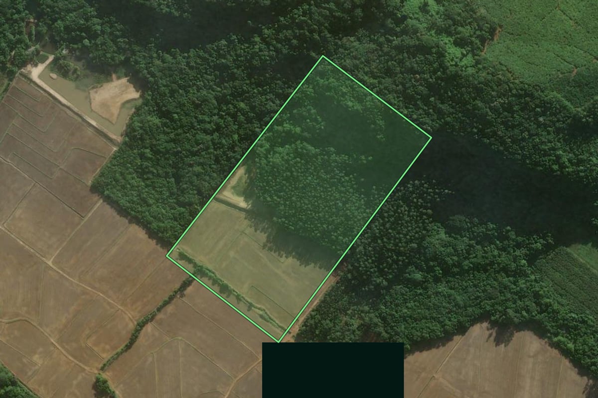 Imagem de satélite do imóvel rural em Sombrio (SC), com o contorno declarado no CAR desenhado por cima.