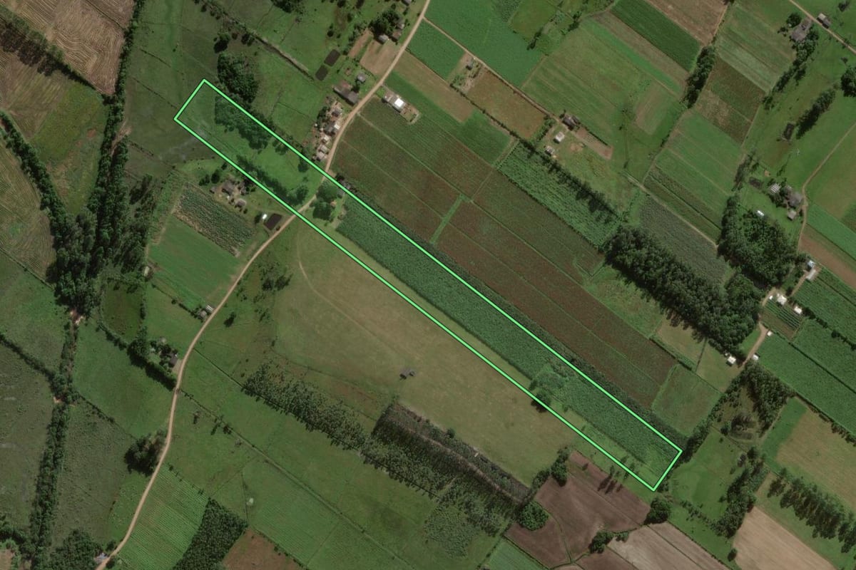 Imagem de satélite do imóvel rural em Sombrio (SC), com o contorno declarado no CAR desenhado por cima.
