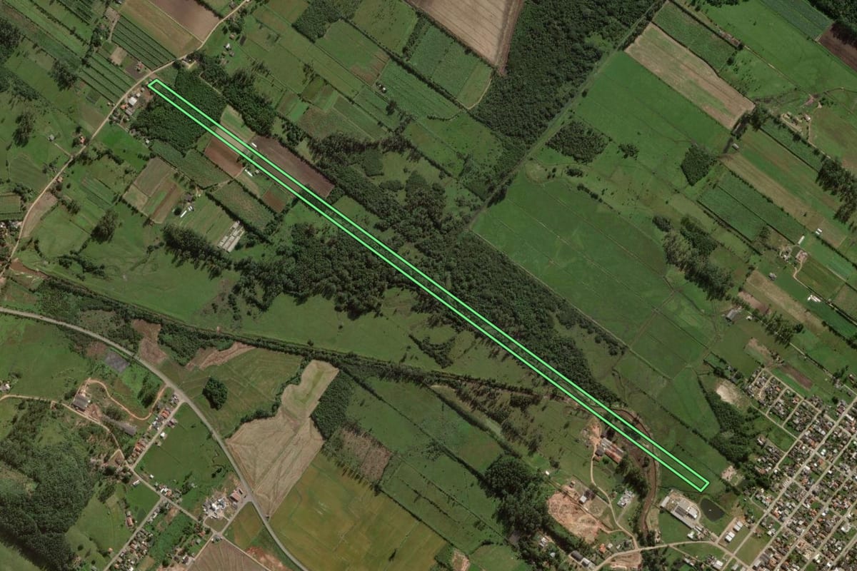 Imagem de satélite do imóvel rural em Sombrio (SC), com o contorno declarado no CAR desenhado por cima.