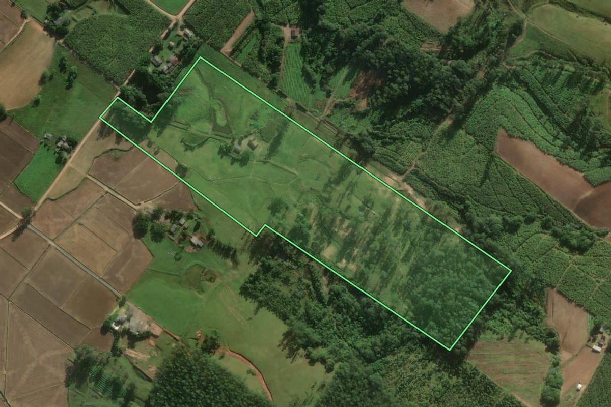 Imagem de satélite do imóvel rural em Sombrio (SC), com o contorno declarado no CAR desenhado por cima.