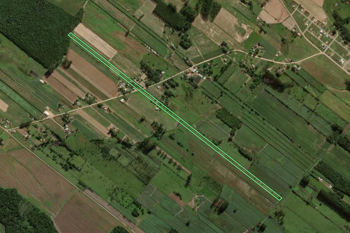 Imagem de satélite do imóvel rural em Sombrio (SC), com o contorno declarado no CAR desenhado por cima.