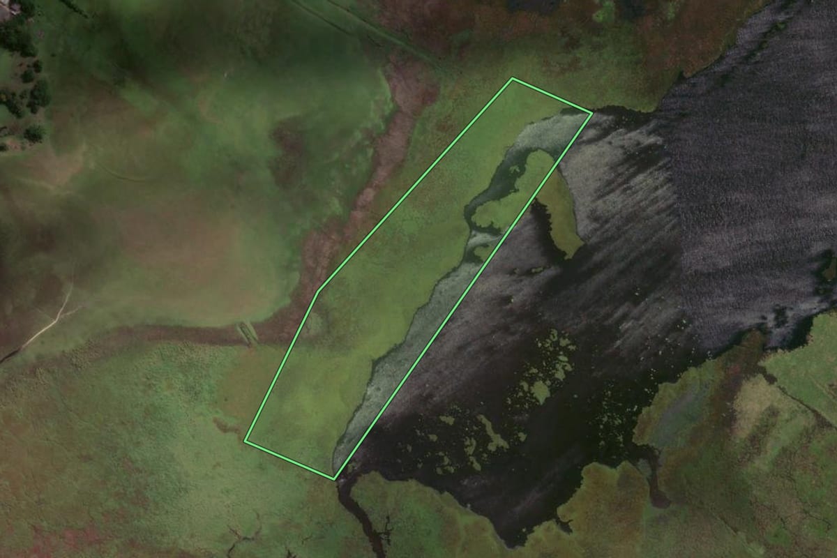 Imagem de satélite do imóvel rural em Sombrio (SC), com o contorno declarado no CAR desenhado por cima.