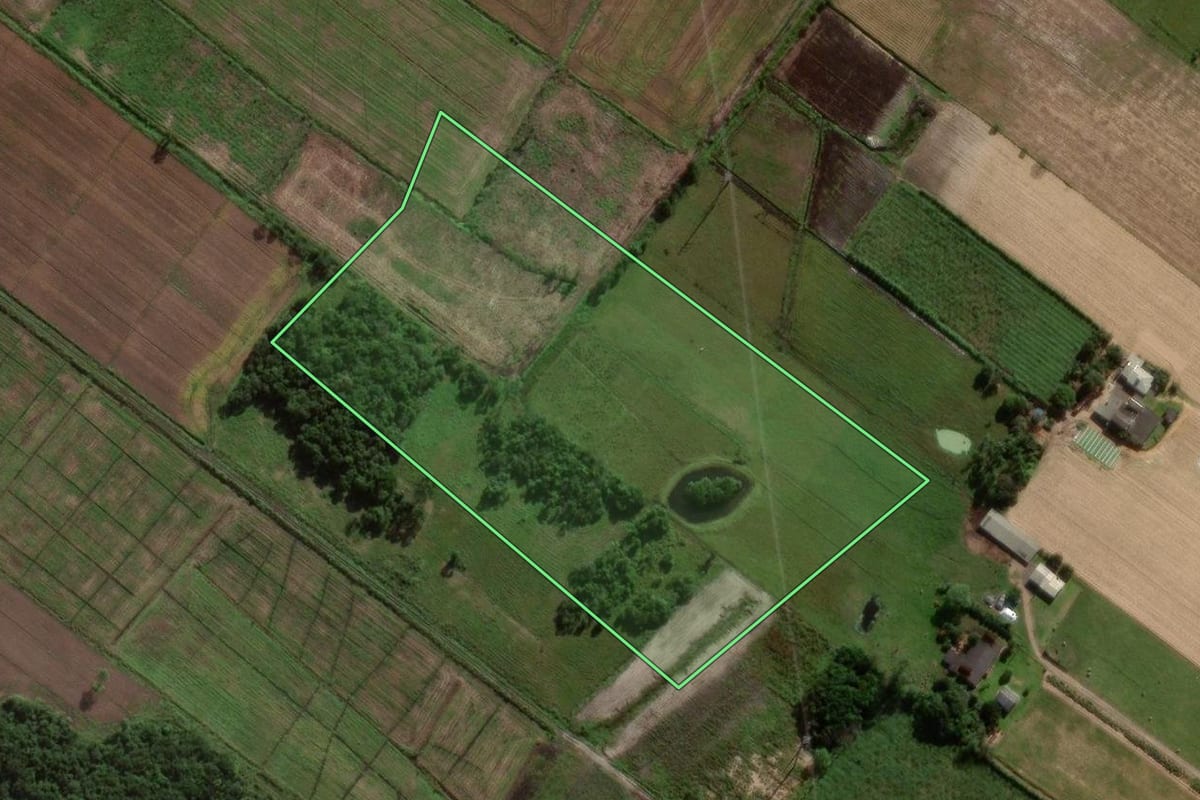 Imagem de satélite do imóvel rural em Sombrio (SC), com o contorno declarado no CAR desenhado por cima.