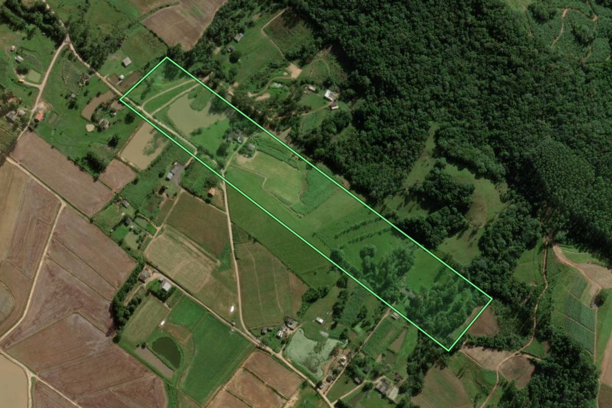 Imagem de satélite do imóvel rural em Sombrio (SC), com o contorno declarado no CAR desenhado por cima.