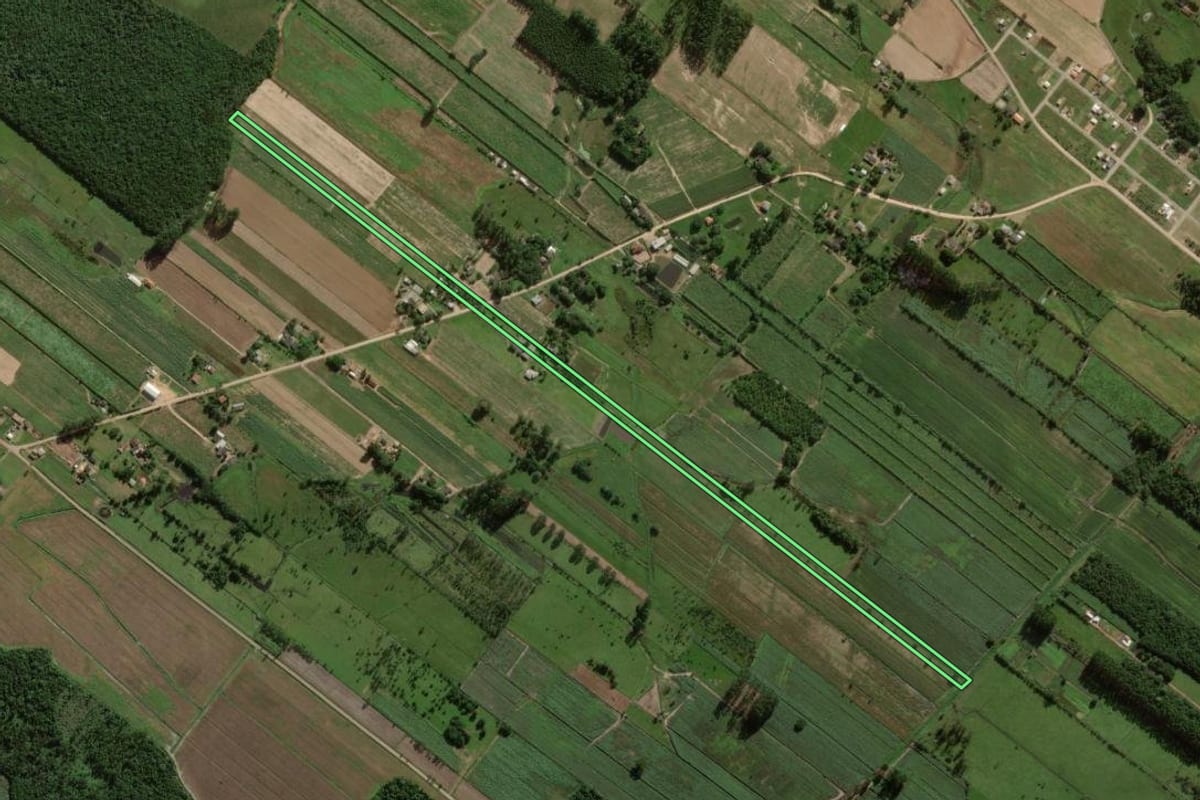 Imagem de satélite do imóvel rural em Sombrio (SC), com o contorno declarado no CAR desenhado por cima.