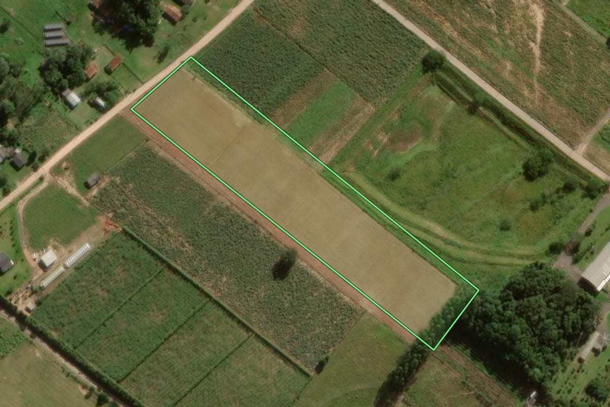 Imagem de satélite do imóvel rural em Sombrio (SC), com o contorno declarado no CAR desenhado por cima.