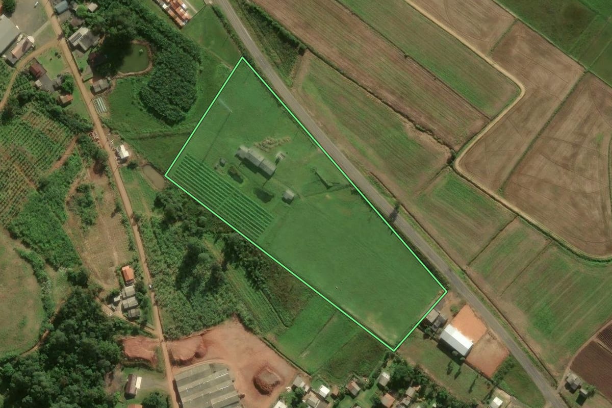 Imagem de satélite do imóvel rural em Sombrio (SC), com o contorno declarado no CAR desenhado por cima.