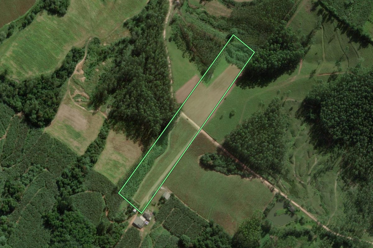 Imagem de satélite do imóvel rural em Sombrio (SC), com o contorno declarado no CAR desenhado por cima.