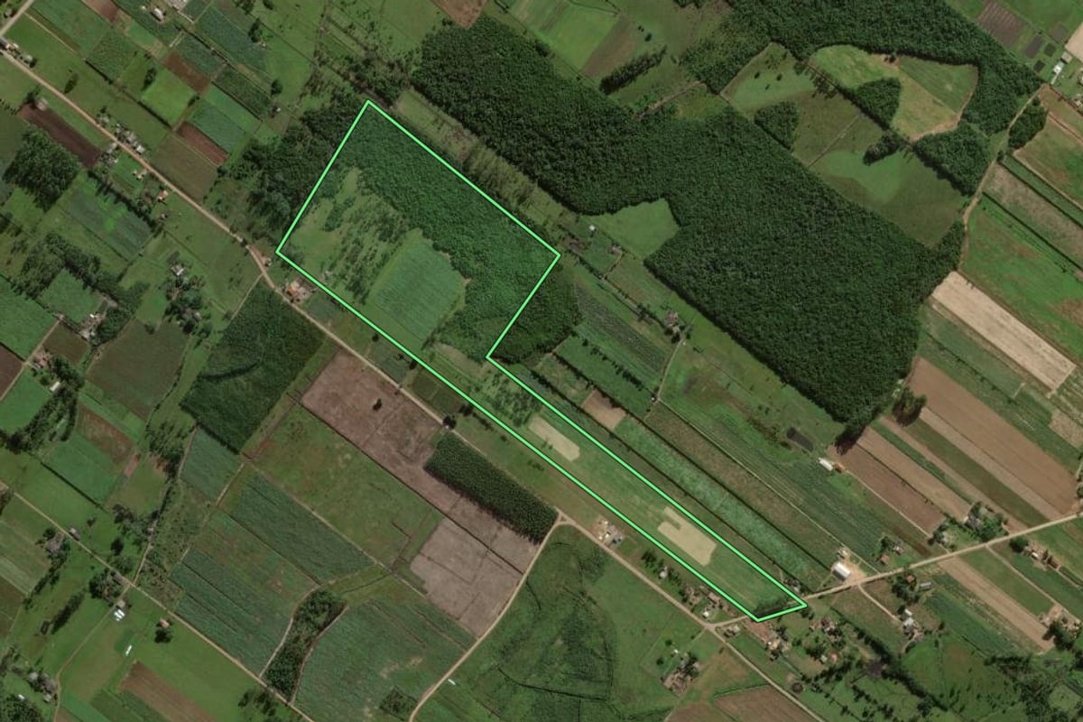 Imagem de satélite do imóvel rural em Sombrio (SC), com o contorno declarado no CAR desenhado por cima.