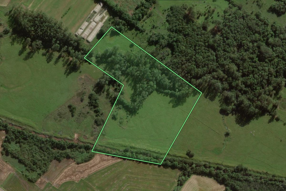 Imagem de satélite do imóvel rural em Sombrio (SC), com o contorno declarado no CAR desenhado por cima.