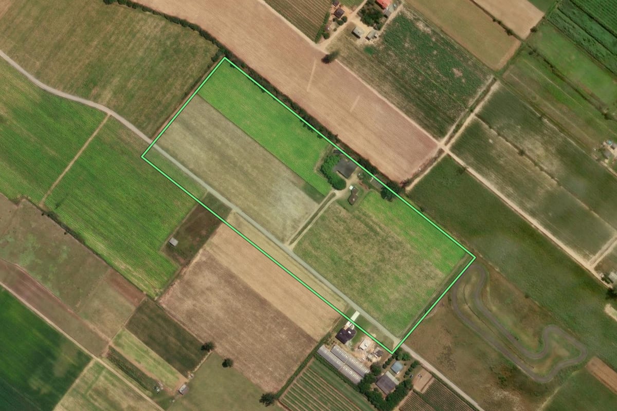 Imagem de satélite do imóvel rural em Sombrio (SC), com o contorno declarado no CAR desenhado por cima.