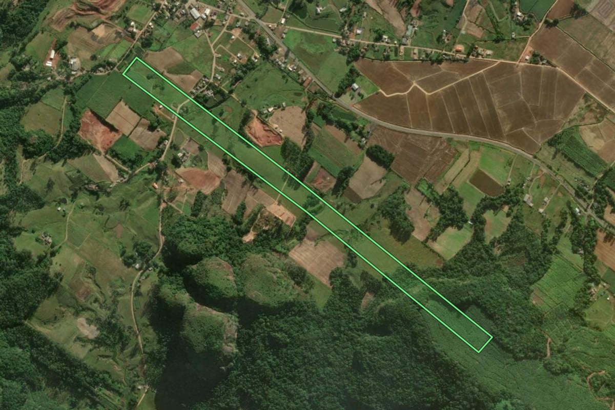 Imagem de satélite do imóvel rural em Sombrio (SC), com o contorno declarado no CAR desenhado por cima.