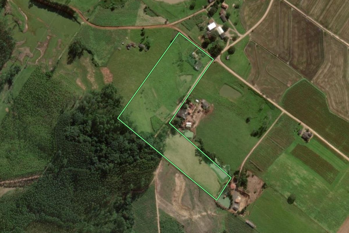 Imagem de satélite do imóvel rural em Sombrio (SC), com o contorno declarado no CAR desenhado por cima.