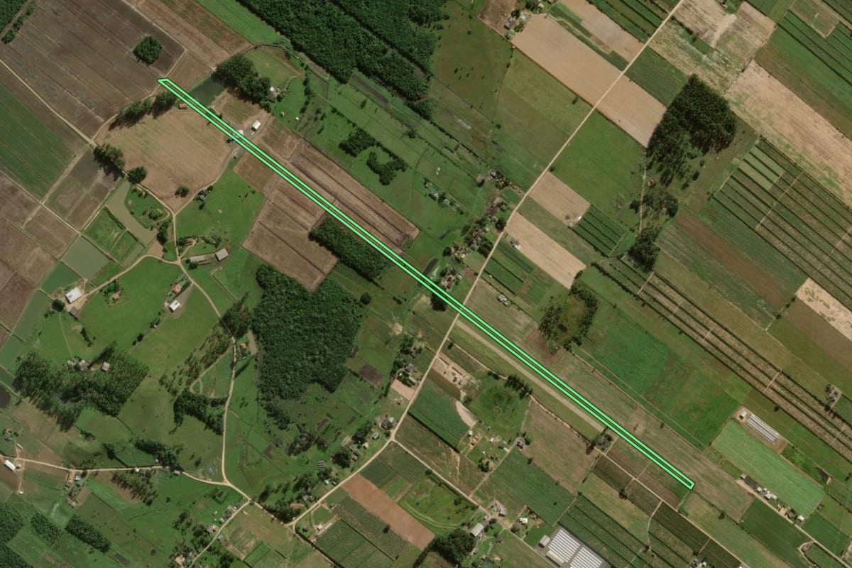 Imagem de satélite do imóvel rural em Sombrio (SC), com o contorno declarado no CAR desenhado por cima.