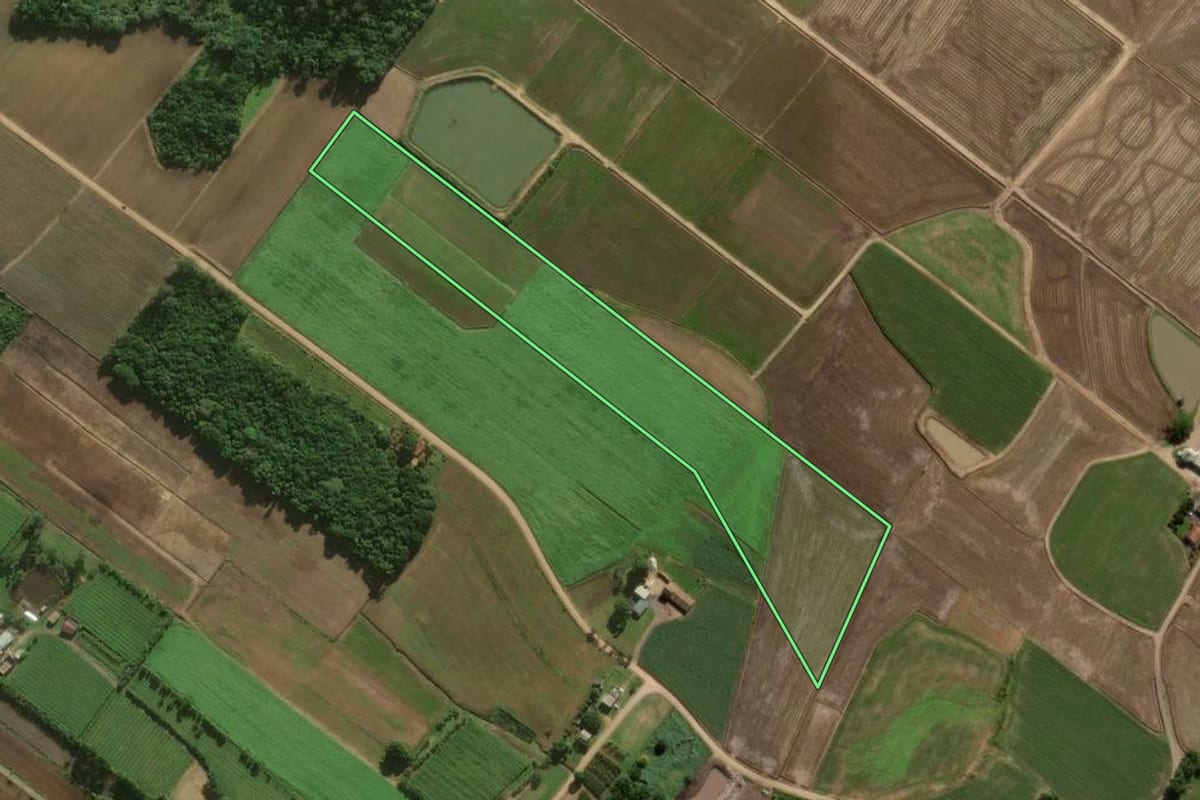 Imagem de satélite do imóvel rural em Sombrio (SC), com o contorno declarado no CAR desenhado por cima.