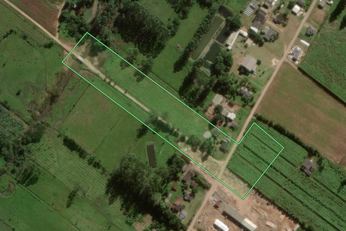 Imagem de satélite do imóvel rural em Sombrio (SC), com o contorno declarado no CAR desenhado por cima.