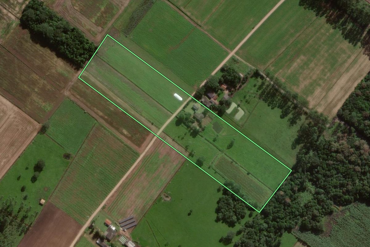 Imagem de satélite do imóvel rural em Sombrio (SC), com o contorno declarado no CAR desenhado por cima.