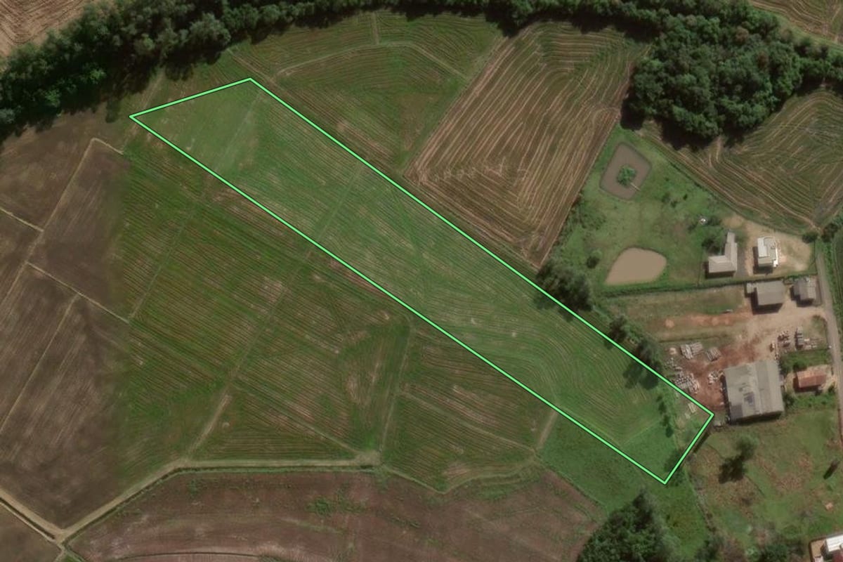 Imagem de satélite do imóvel rural em Sombrio (SC), com o contorno declarado no CAR desenhado por cima.