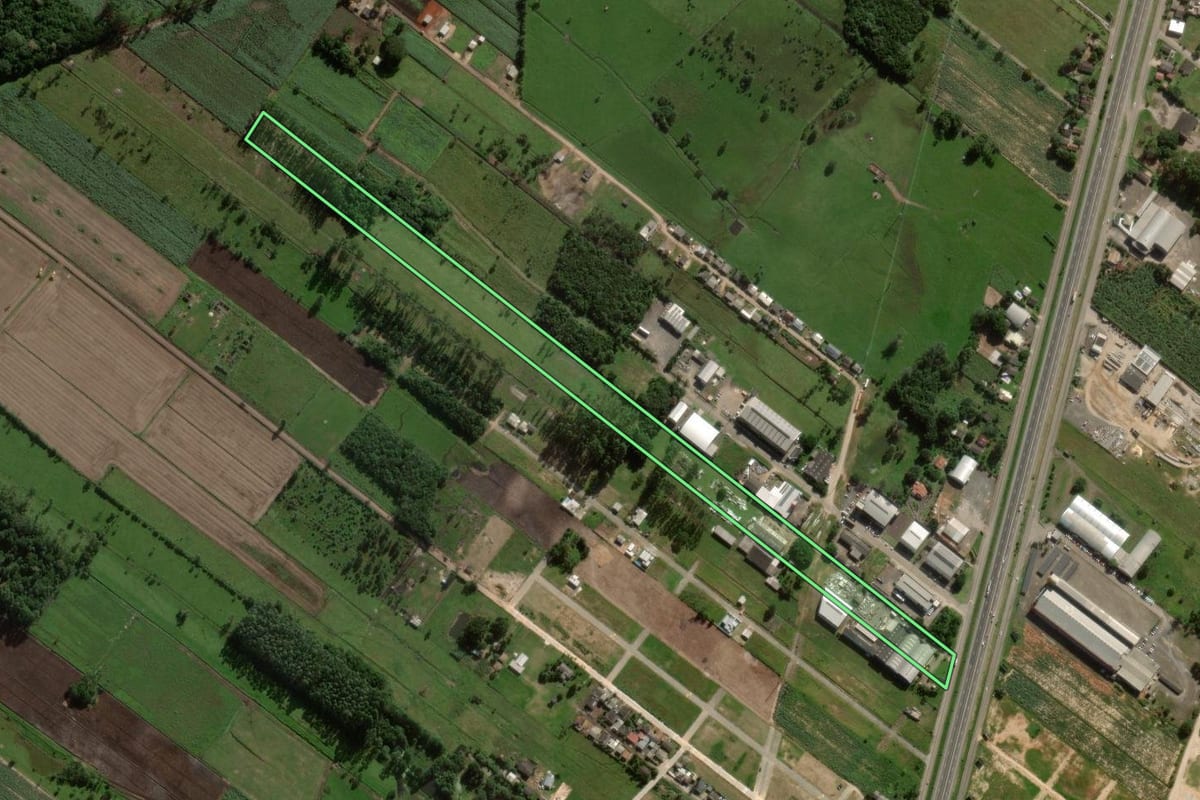 Imagem de satélite do imóvel rural em Sombrio (SC), com o contorno declarado no CAR desenhado por cima.