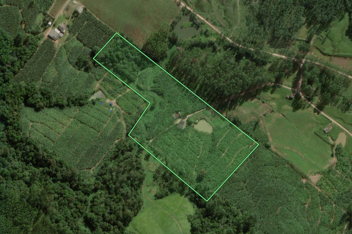 Imagem de satélite do imóvel rural em Sombrio (SC), com o contorno declarado no CAR desenhado por cima.