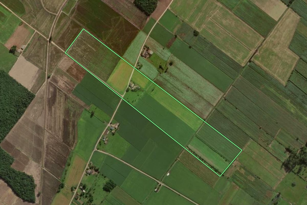 Imagem de satélite do imóvel rural em Sombrio (SC), com o contorno declarado no CAR desenhado por cima.