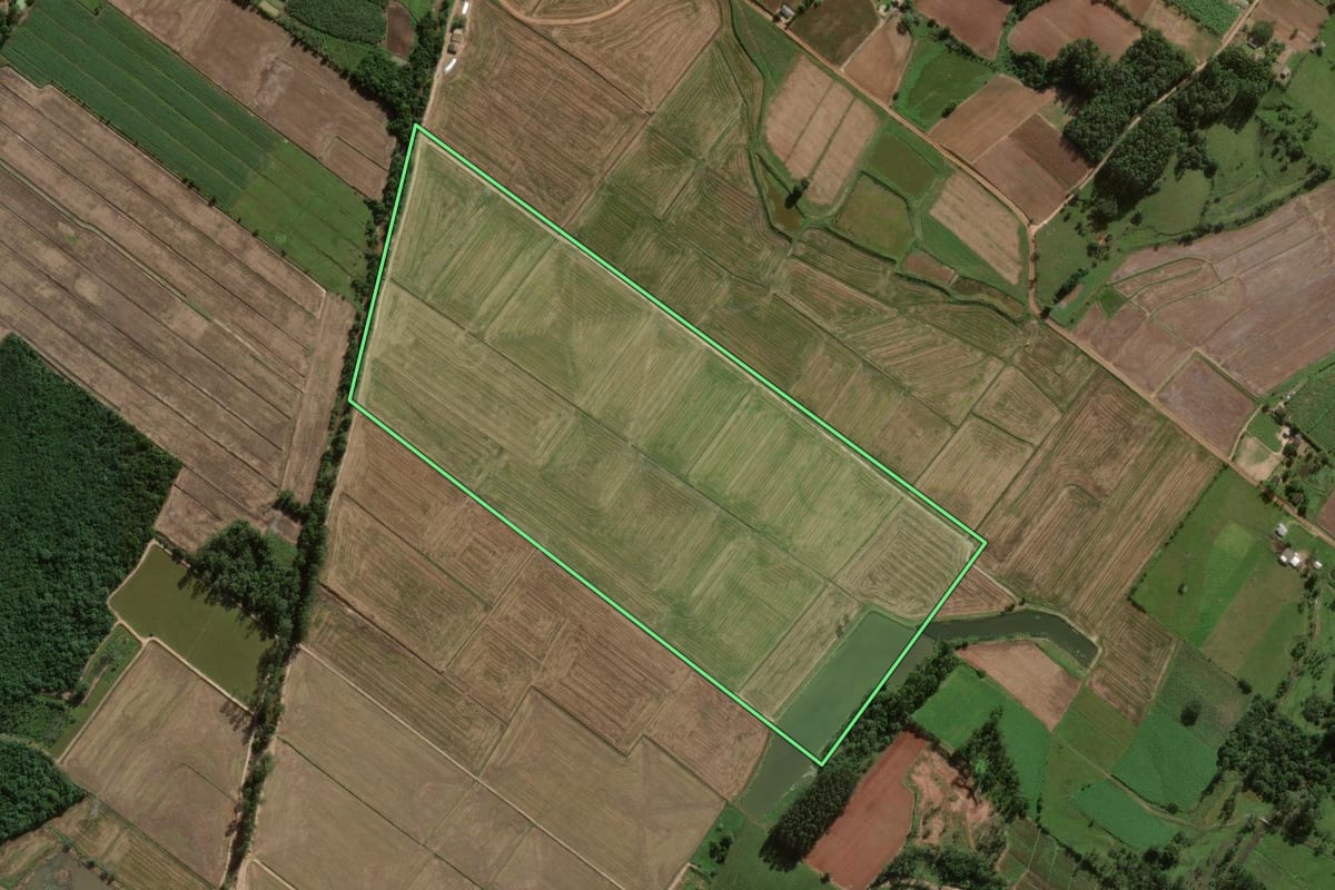 Imagem de satélite do imóvel rural em Sombrio (SC), com o contorno declarado no CAR desenhado por cima.