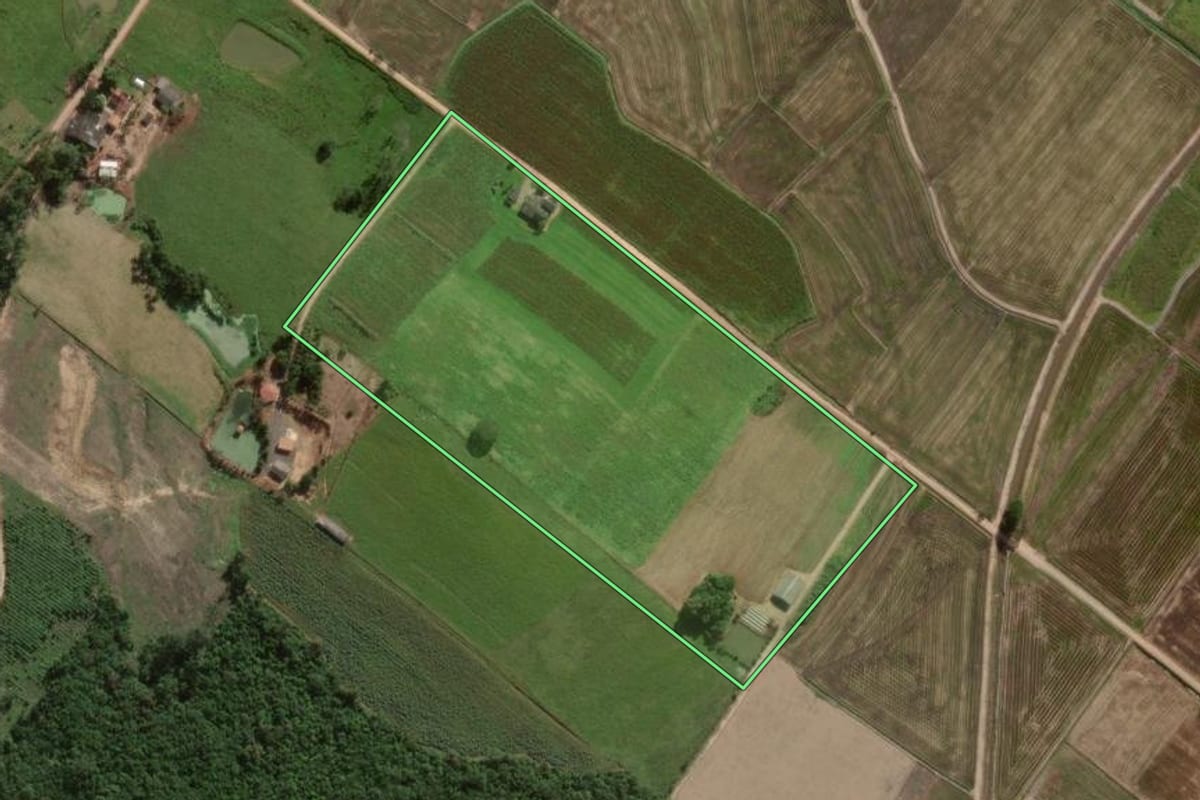 Imagem de satélite do imóvel rural em Sombrio (SC), com o contorno declarado no CAR desenhado por cima.