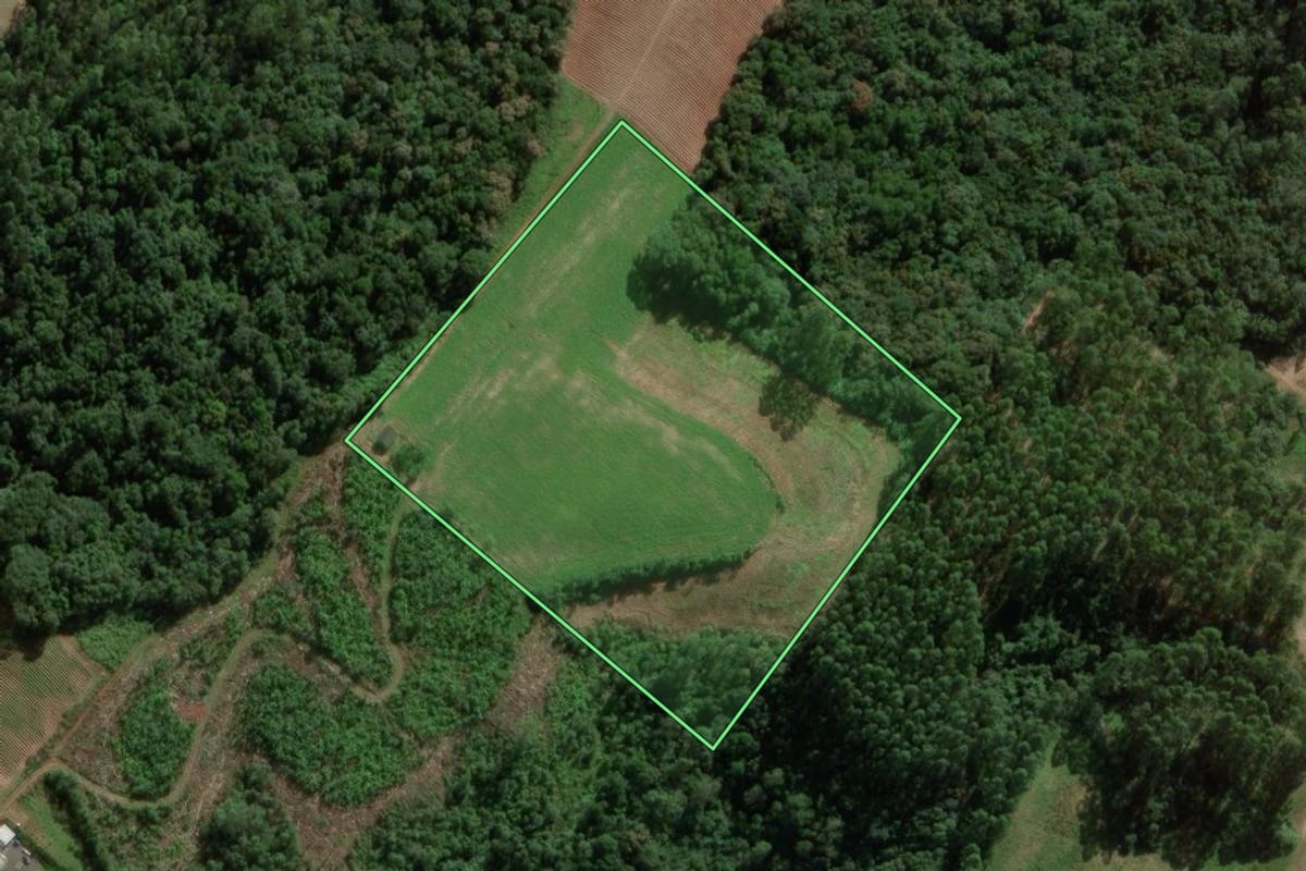 Imagem de satélite do imóvel rural em Sombrio (SC), com o contorno declarado no CAR desenhado por cima.