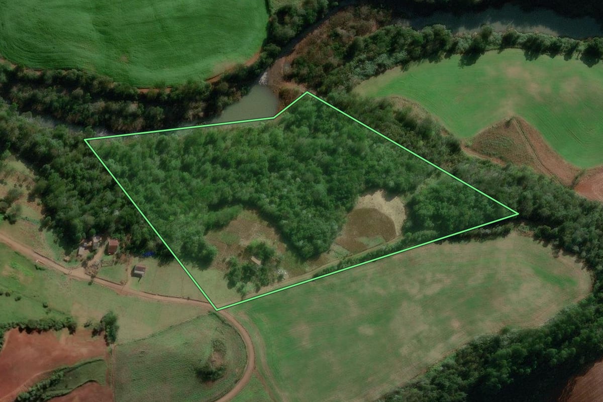 Imagem de satélite do imóvel rural em Sul Brasil (SC), com o contorno declarado no CAR desenhado por cima.