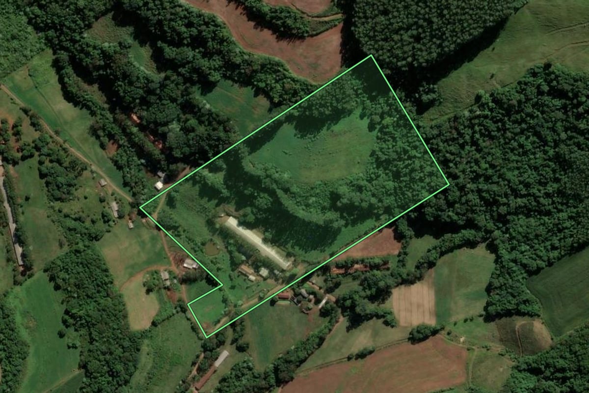 Imagem de satélite do imóvel rural em Sul Brasil (SC), com o contorno declarado no CAR desenhado por cima.