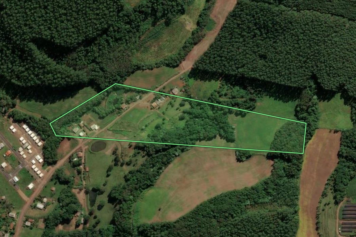 Imagem de satélite do imóvel rural em Sul Brasil (SC), com o contorno declarado no CAR desenhado por cima.