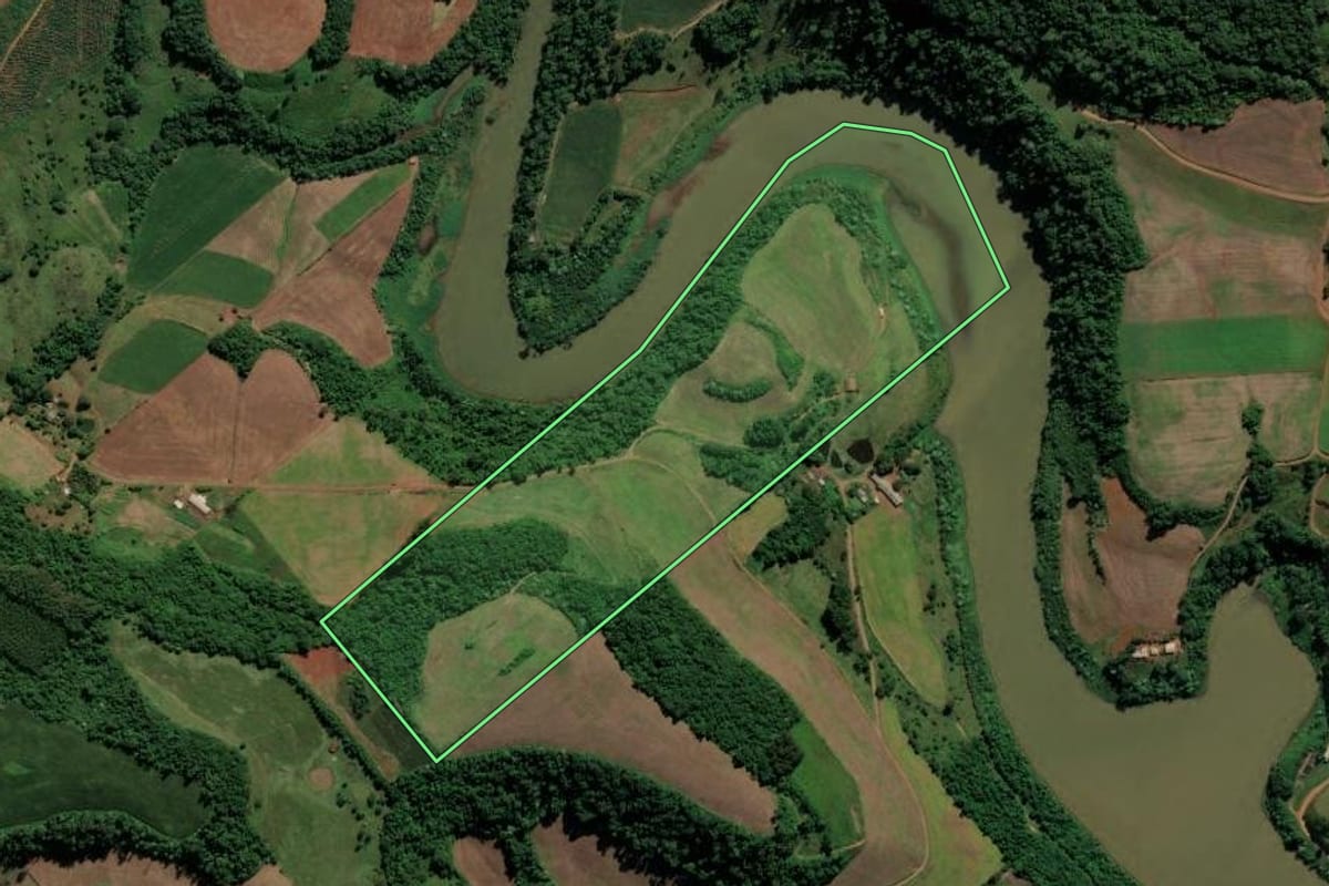 Imagem de satélite do imóvel rural em Sul Brasil (SC), com o contorno declarado no CAR desenhado por cima.
