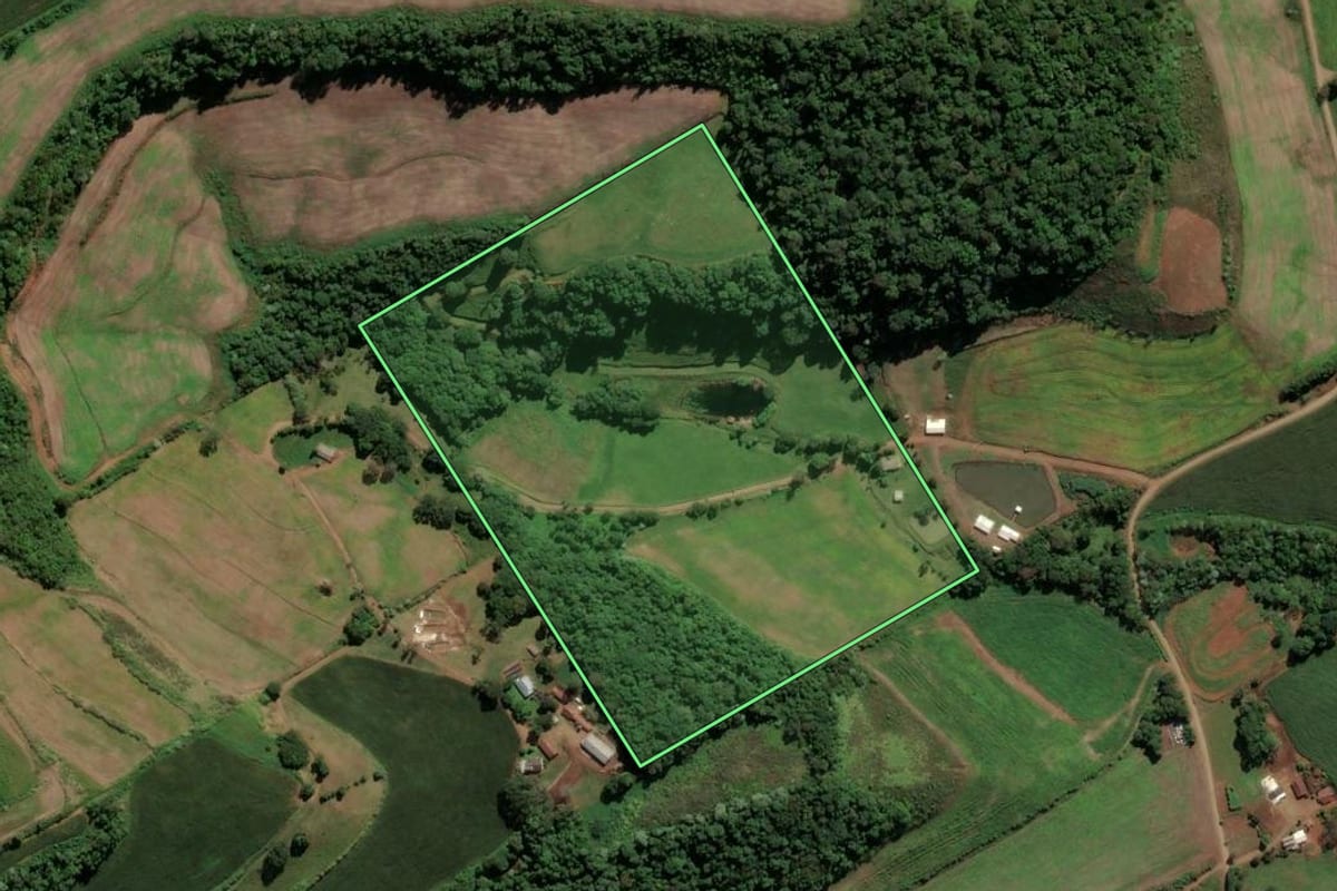 Imagem de satélite do imóvel rural em Sul Brasil (SC), com o contorno declarado no CAR desenhado por cima.
