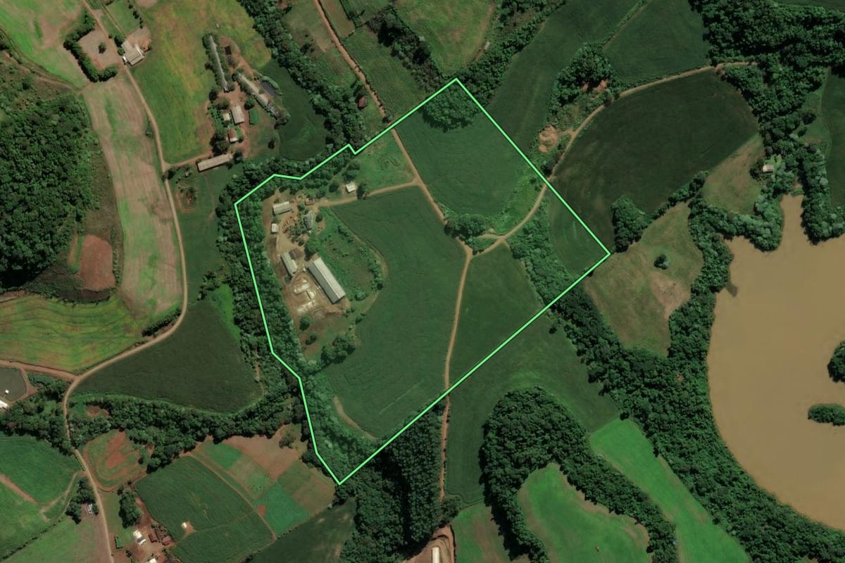 Imagem de satélite do imóvel rural em Sul Brasil (SC), com o contorno declarado no CAR desenhado por cima.