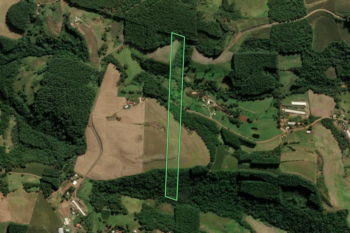 Imagem de satélite do imóvel rural em Sul Brasil (SC), com o contorno declarado no CAR desenhado por cima.