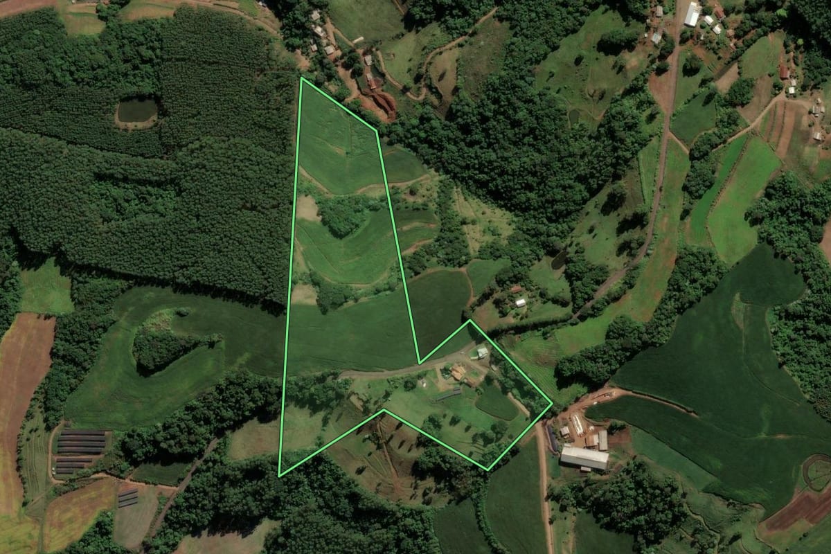 Imagem de satélite do imóvel rural em Sul Brasil (SC), com o contorno declarado no CAR desenhado por cima.