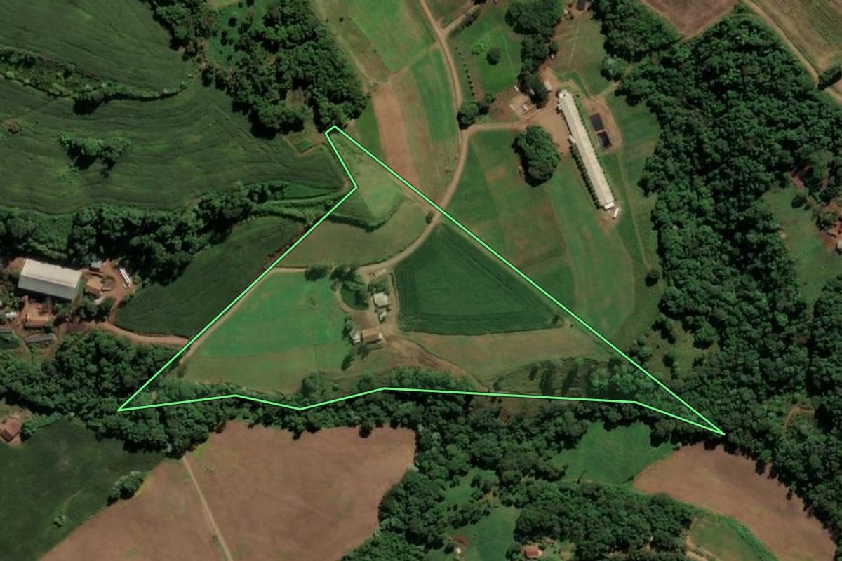 Imagem de satélite do imóvel rural em Sul Brasil (SC), com o contorno declarado no CAR desenhado por cima.
