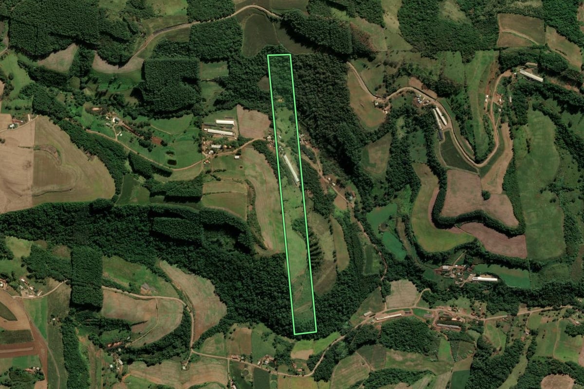 Imagem de satélite do imóvel rural em Sul Brasil (SC), com o contorno declarado no CAR desenhado por cima.