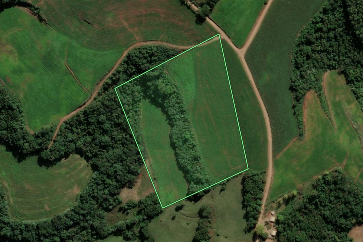 Imagem de satélite do imóvel rural em Sul Brasil (SC), com o contorno declarado no CAR desenhado por cima.