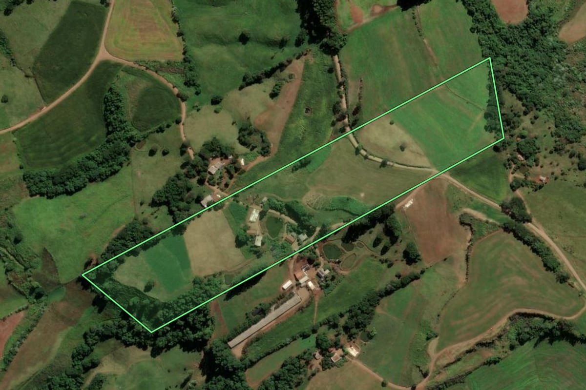 Imagem de satélite do imóvel rural em Sul Brasil (SC), com o contorno declarado no CAR desenhado por cima.