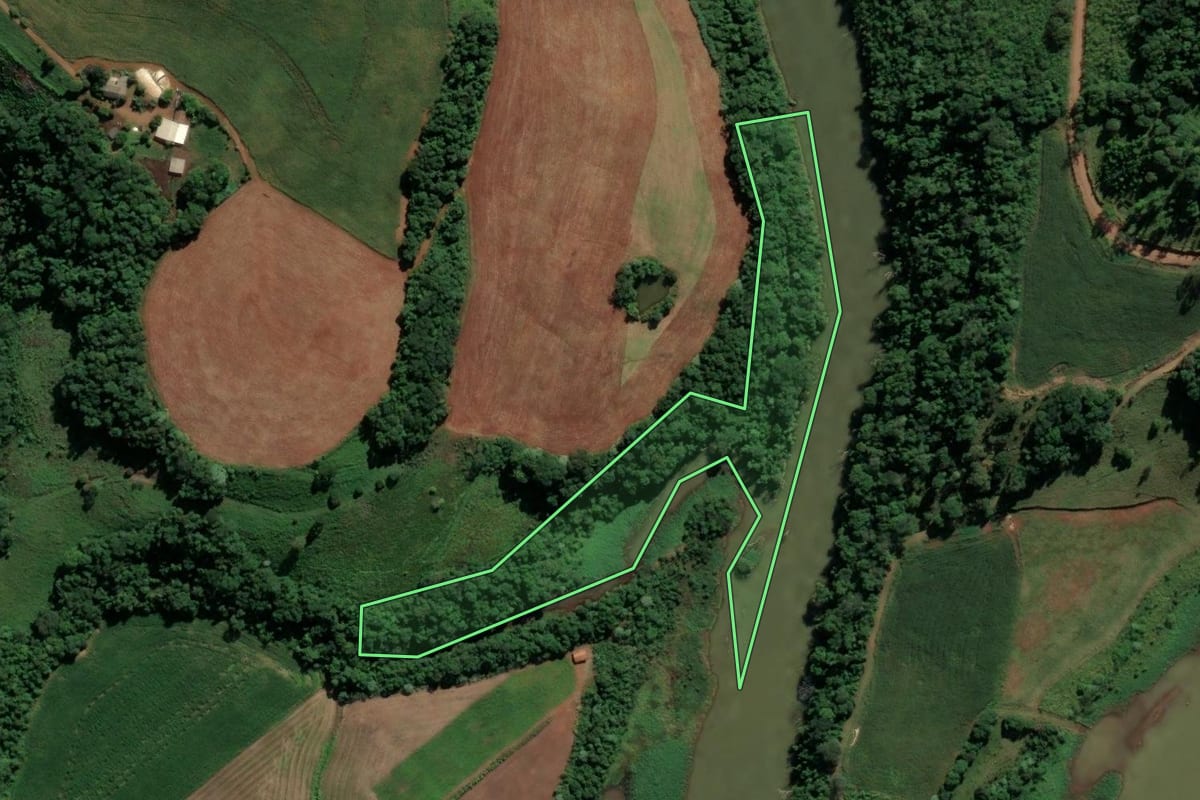 Imagem de satélite do imóvel rural em Sul Brasil (SC), com o contorno declarado no CAR desenhado por cima.