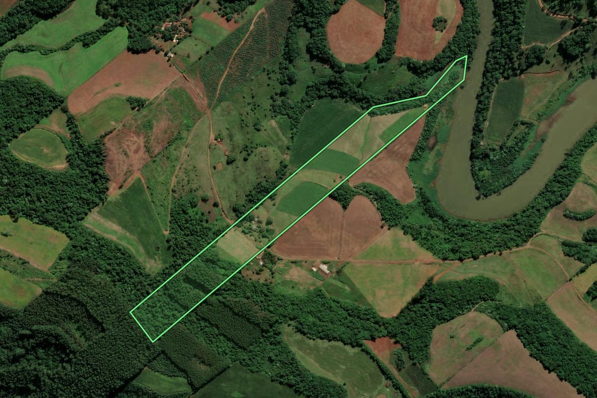 Imagem de satélite do imóvel rural em Sul Brasil (SC), com o contorno declarado no CAR desenhado por cima.
