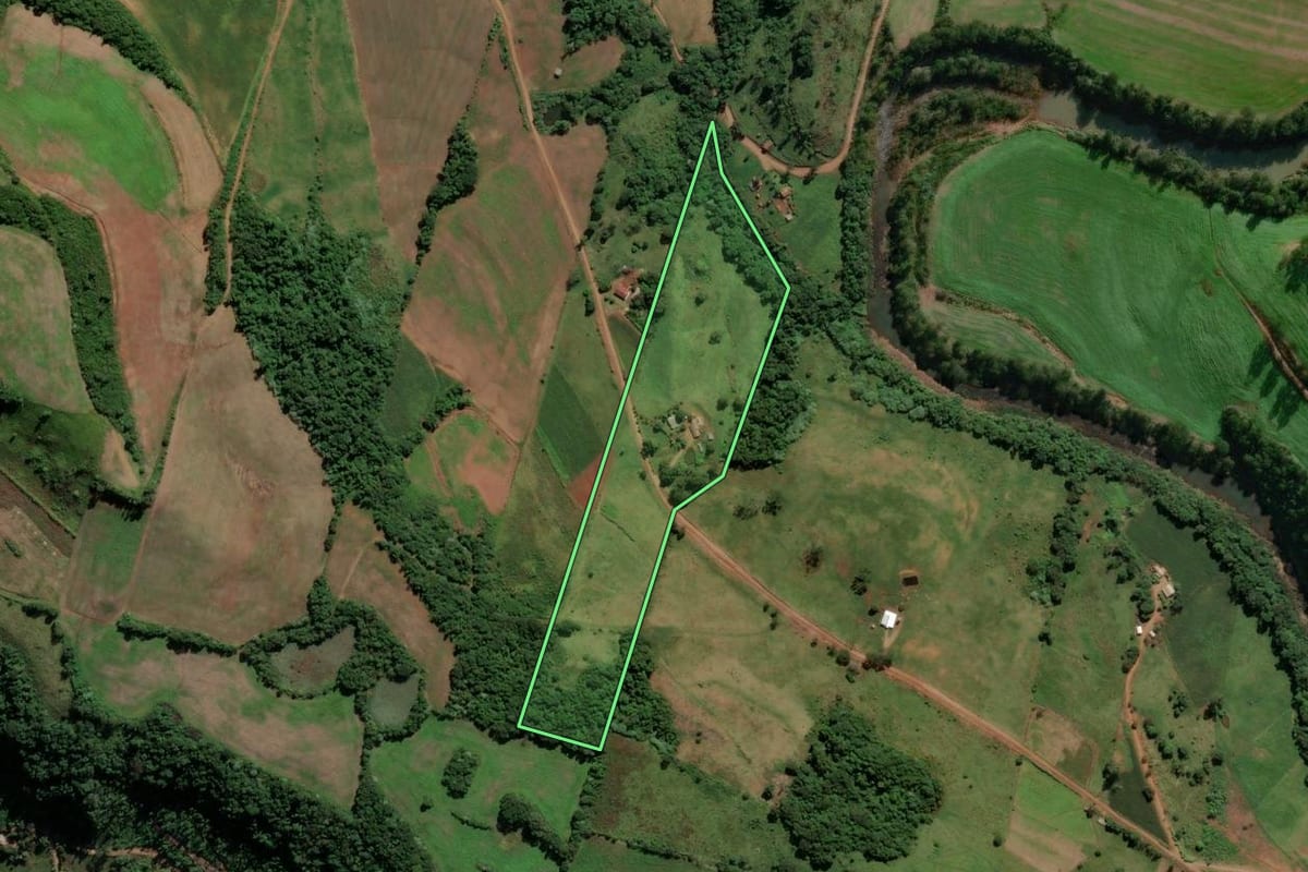Imagem de satélite do imóvel rural em Sul Brasil (SC), com o contorno declarado no CAR desenhado por cima.