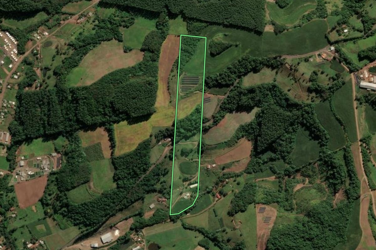 Imagem de satélite do imóvel rural em Sul Brasil (SC), com o contorno declarado no CAR desenhado por cima.