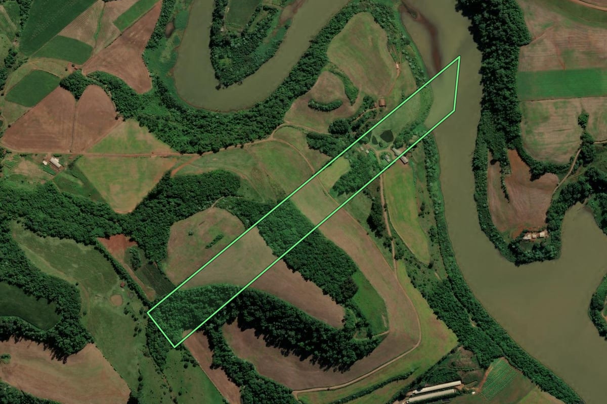 Imagem de satélite do imóvel rural em Sul Brasil (SC), com o contorno declarado no CAR desenhado por cima.